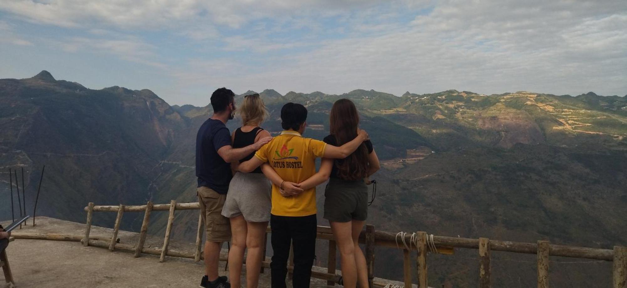 Ha Giang Lotus Hostel Motorbikes Tours Exterior photo
